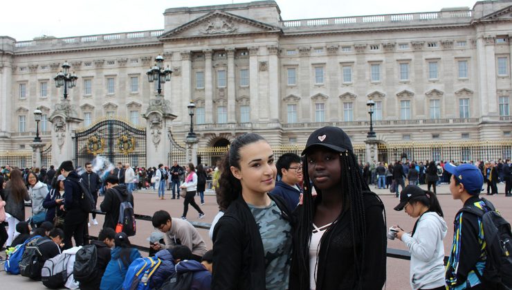 Foto: Schülerinnen vor Buckingham Palace London